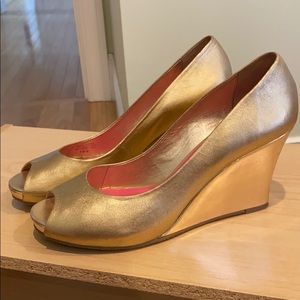 Lilly Pulitzer gold wedges